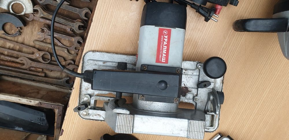 Продам циркулярную торцовочную пилу переворотную"Уралмаш"2200 Watt