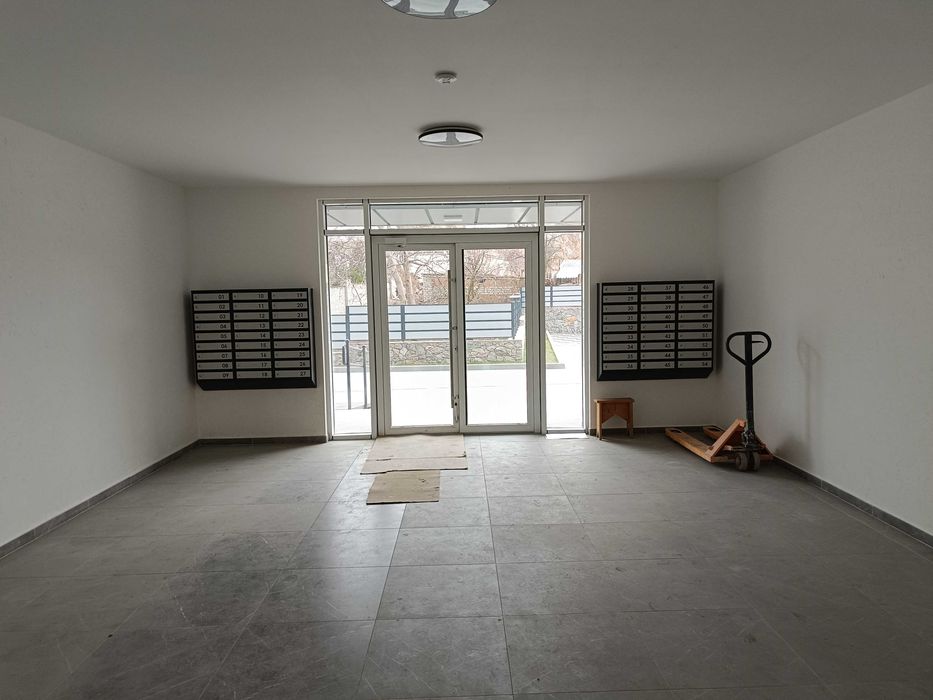 Новобудова 93кв.м центр міста 3-й поверх можливо під державну програму