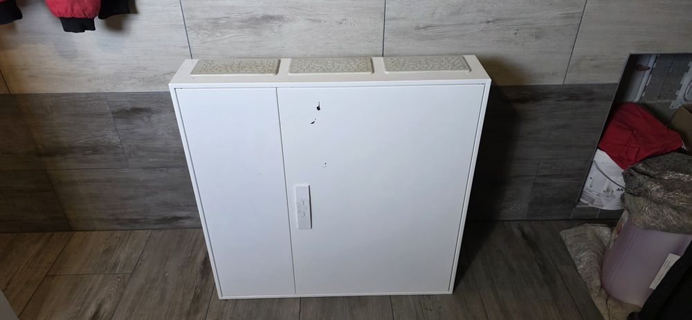 Rozdzielnica elektryczna nadtynkowa metalowa ABB o wymiarach 80x80x16