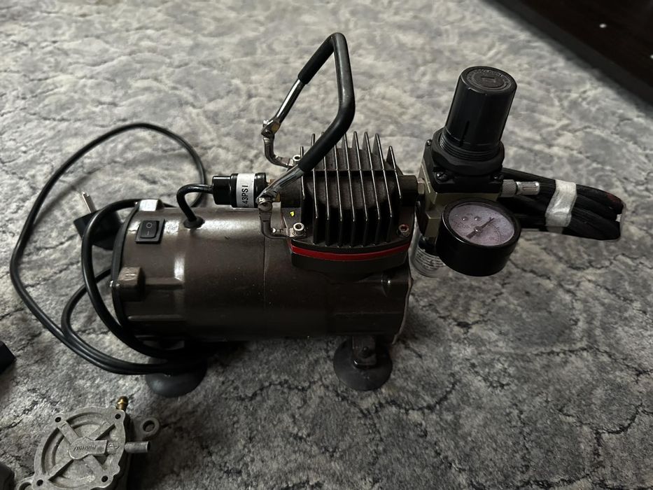 Аерограф з мінікомпресором.