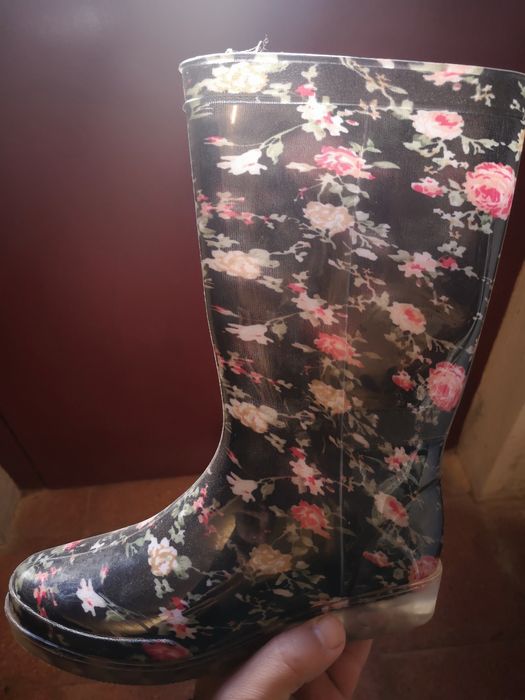 Vendo botas de água para menina.