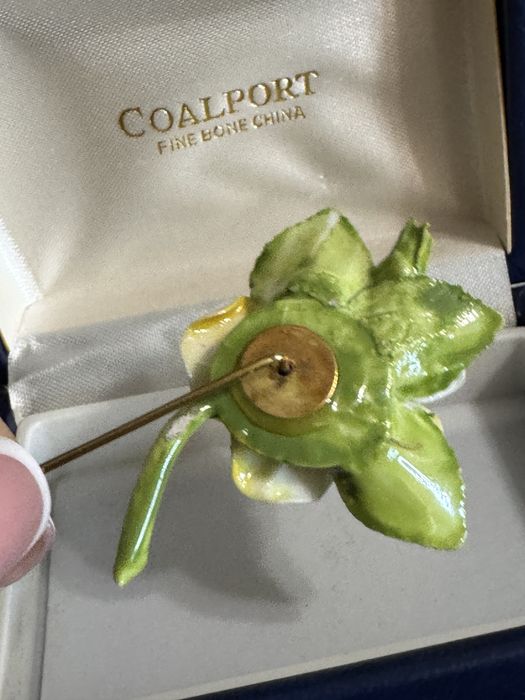 Гарна вінтажна брошка з трояндою coalport в коробочці