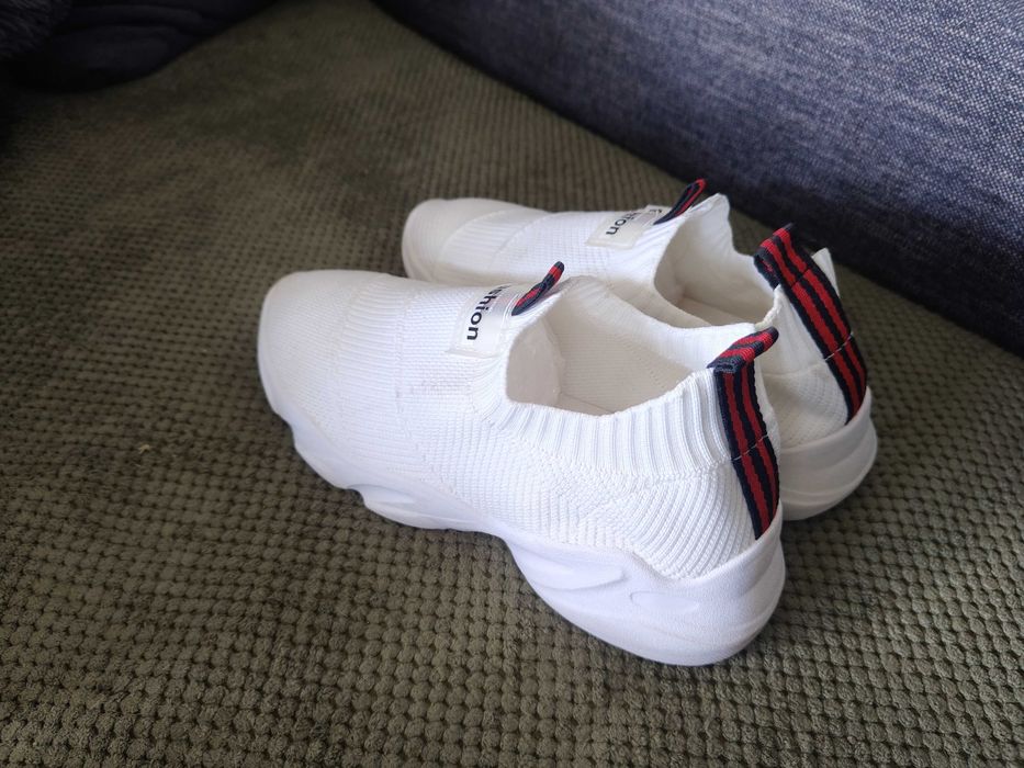 Sportowe materiałowe buty białe