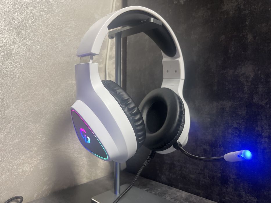 Наушники и мышка с RGB подсвтекой в идеальном состоянии.