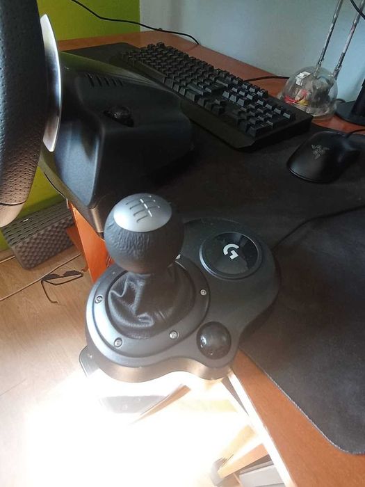 Aumente a adrenalina dos seus jogos com o volante Logitech G920