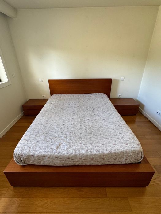 Cama de casal c/mesinhas