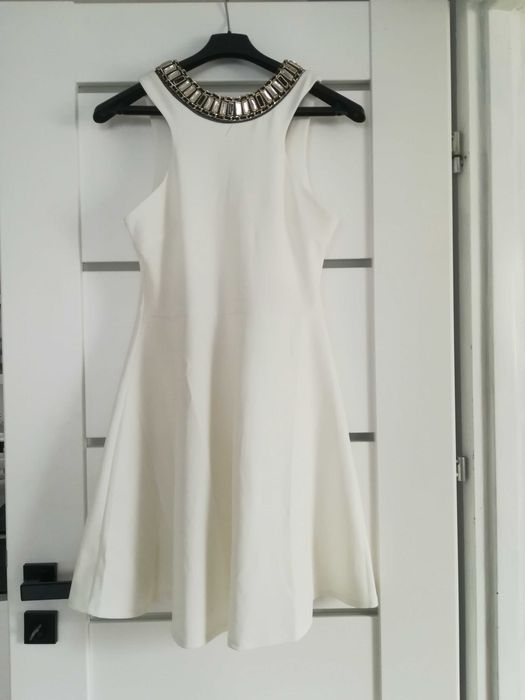 Sukienka biała elegancka z wyciętymi plecami litera A S 36