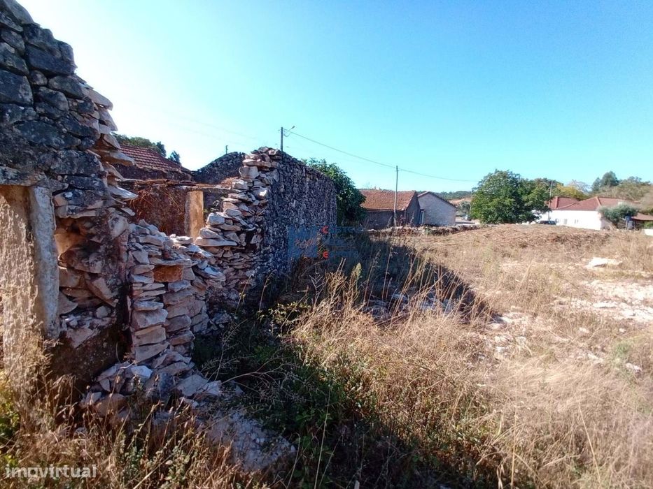 Moradia em ruina com terreno em Maxieira