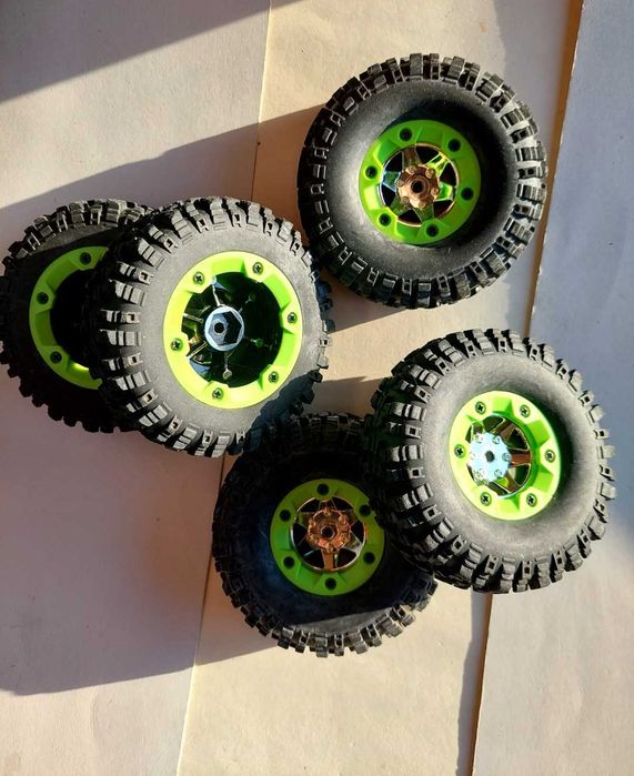 RC escala 1/10 e 1/12Pneus/jantes carros.Novos /semi novos.Ler anuncio