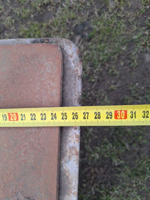 Stary zbiornik żeliwny na wodę z pieca angielki.