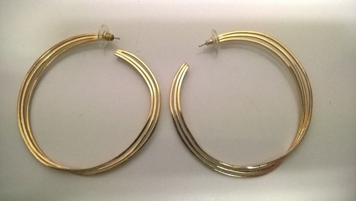 Argolas grandes triplas douradas (portes incluídos)