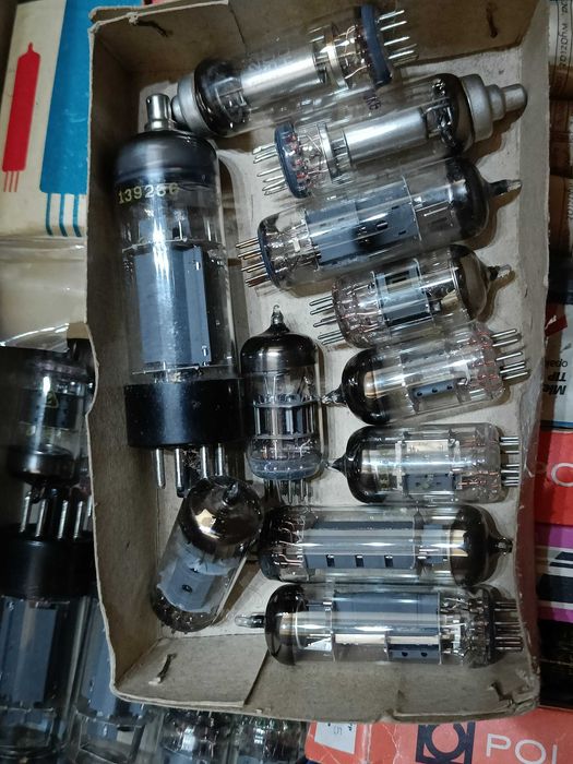 Zestaw ok. 68 lamp elektronowych ECC82, EM84, PCL86 itd.