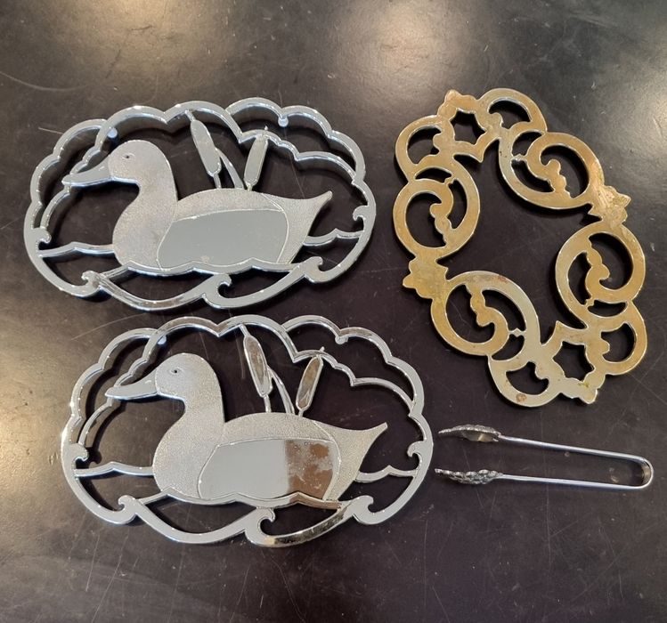 Bases metálicas e em latão para quentes e pinça metálica