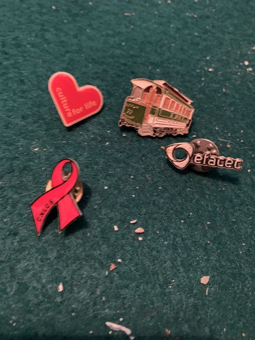 Lote de pins antigos e recentes