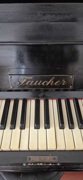 Piano vertical antigo da Faucher