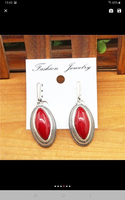 Conjunto colar e brincos prateado com pedra vermelha raiada
