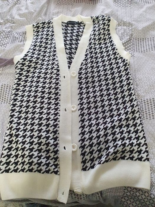 Чорний кардиган із V-подібним вирізом і ґудзиками PRETTY LITTLE THING