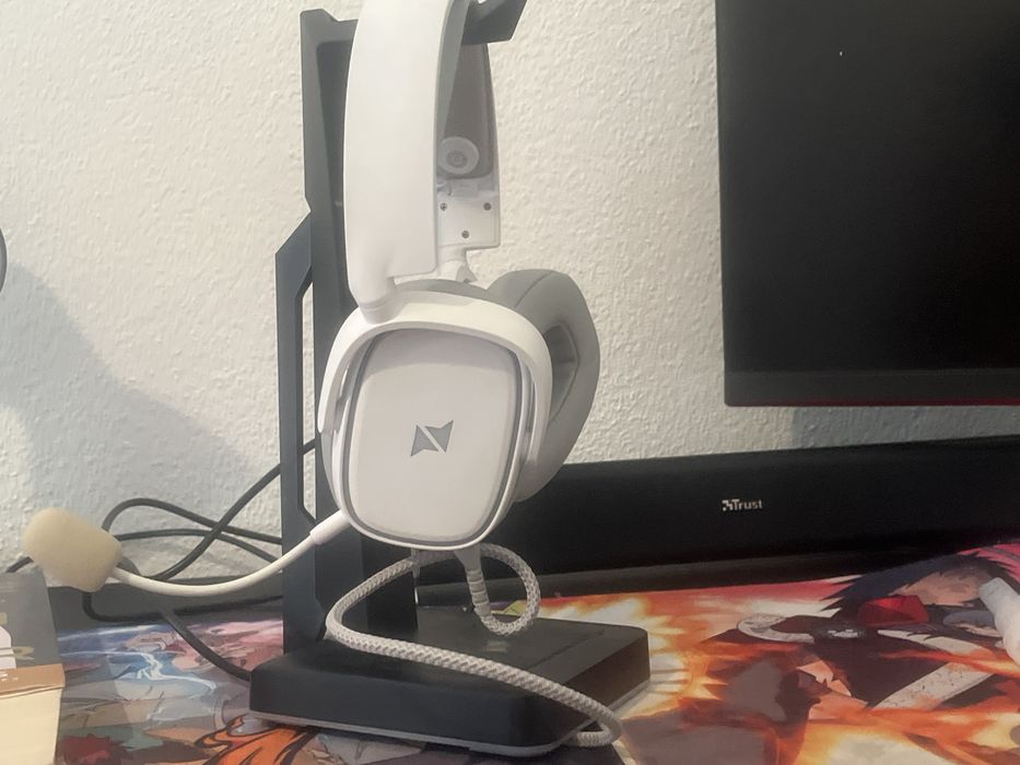 Vendo ps4 em exclente estado de 1 tb com  13 jogos, acessorios e dois comandos