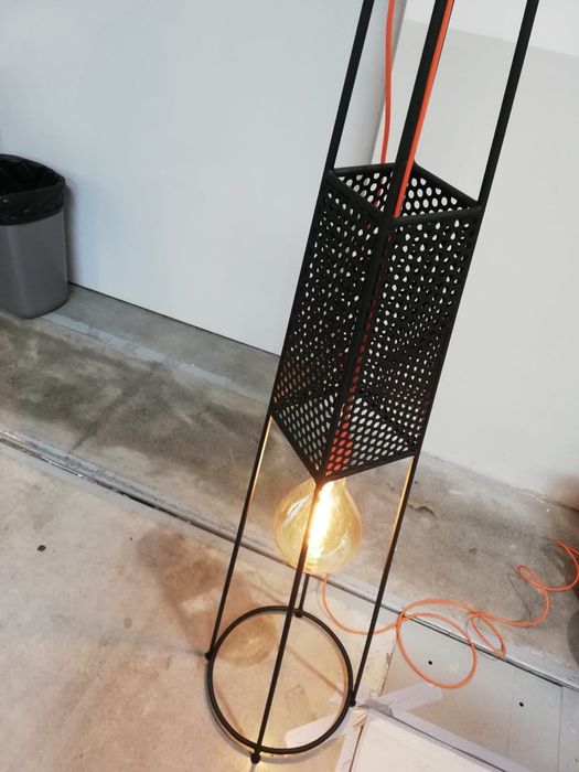 Lampa stalowa czarna - pomysł na prezent