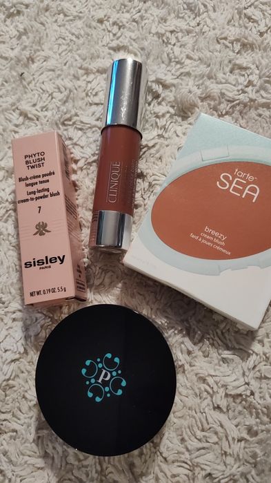 Zestaw róży i rozświetlaczy Sisley, Tarte, Clinique