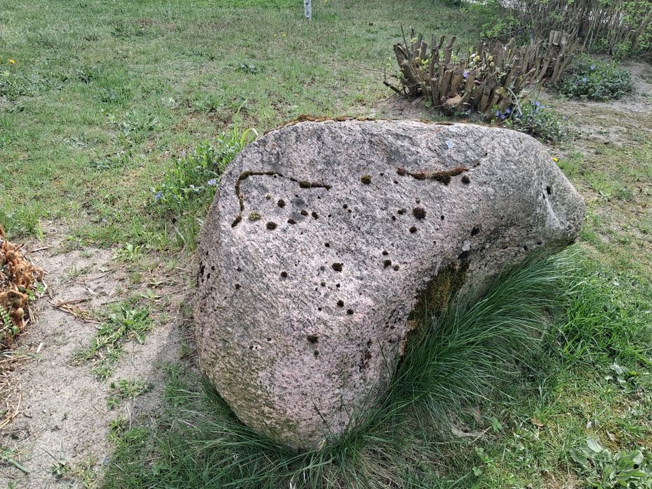 Stary kamień głaz do ogrodu