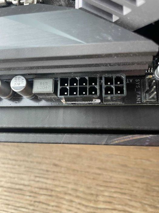 Материнська плата Gigabyte z590 gaming x