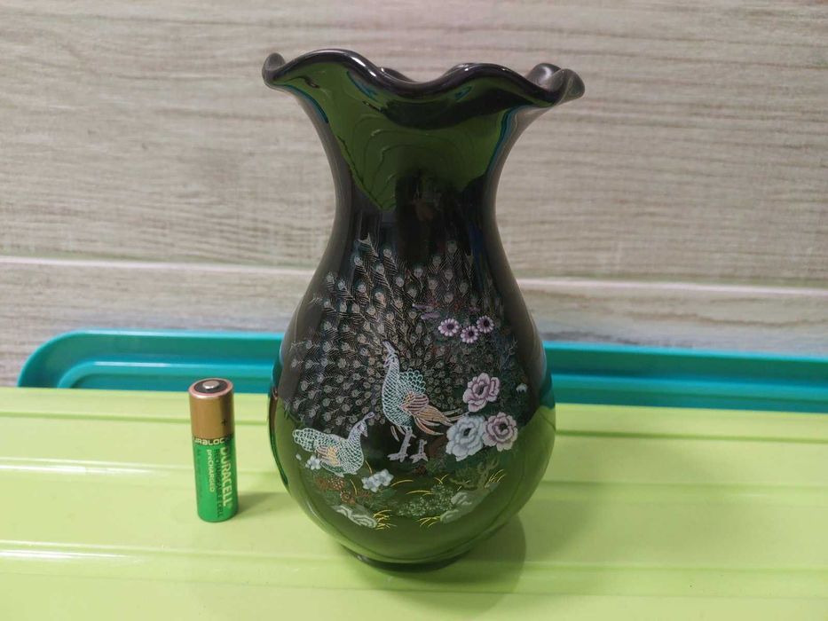 Неймовірно гарна ваза з павичами.