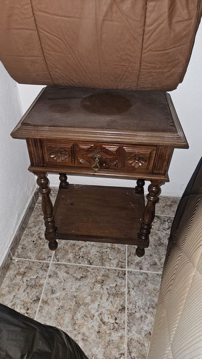 Duas Mesas de cabeceira antiga