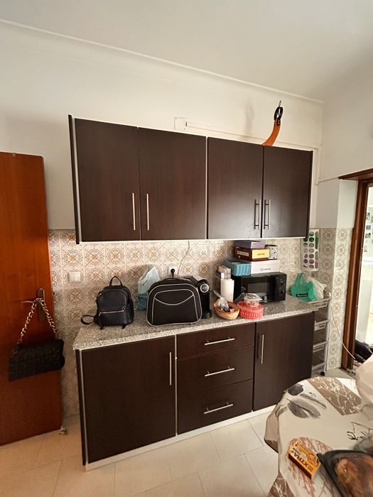 Moveis cozinha castanhos com pedra