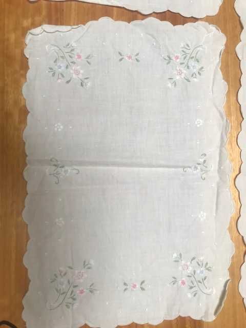 3 Napperons bordados à mão64584403391233121