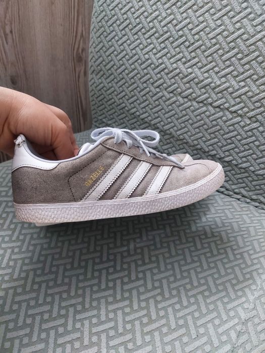 кросівки Adidas gazelle 36.5 23.5cm нюанс ззаду (фото)
замша і шкіра