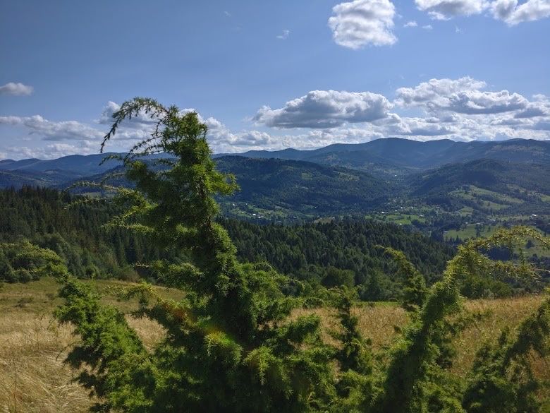 Продаж земельної ділянки з будинком в горах..