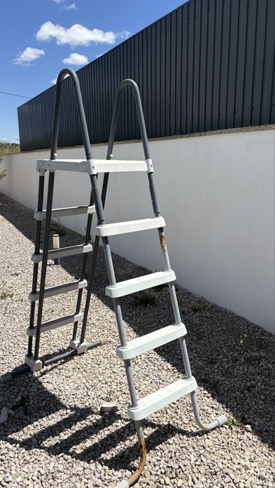 Escada Piscina 132cm intex