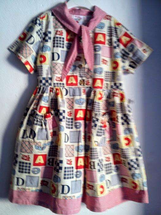 Vestido de menina com quadrados e letras gola com laço Tam:5/6 anos