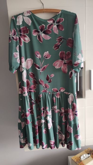 Elegancka sukienka w kwiaty w kolorze zieleni, rozmiar L