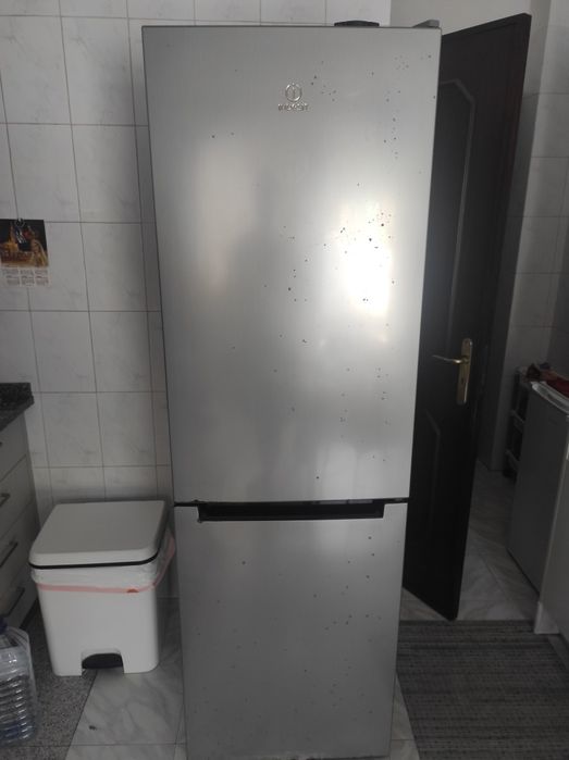 Frigorífico Combinado Indesit para venda/ler descrição