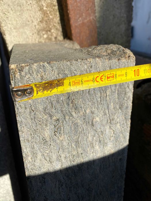 Tira de Granito Escuro com Reflexos Dourados