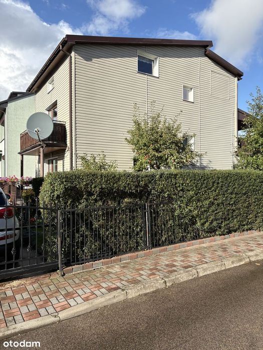 Dom wielorodzinny z 4 mieszkaniami, 2 garażami i ogrodem – inwestycja