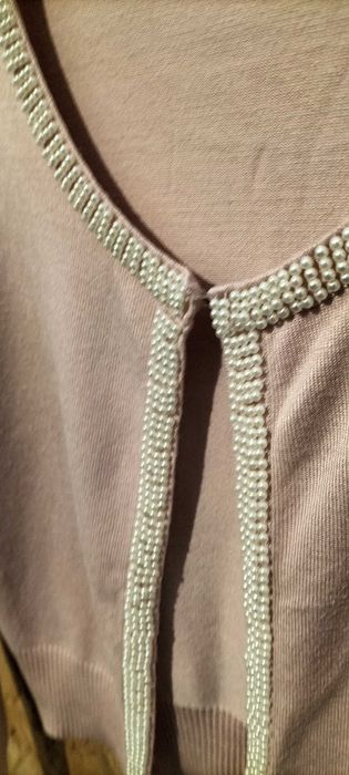 Casaco de malha com aplicação de perolas