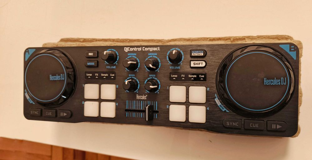 Hercules DJControl Compact Portable DJ Console64586356912131124