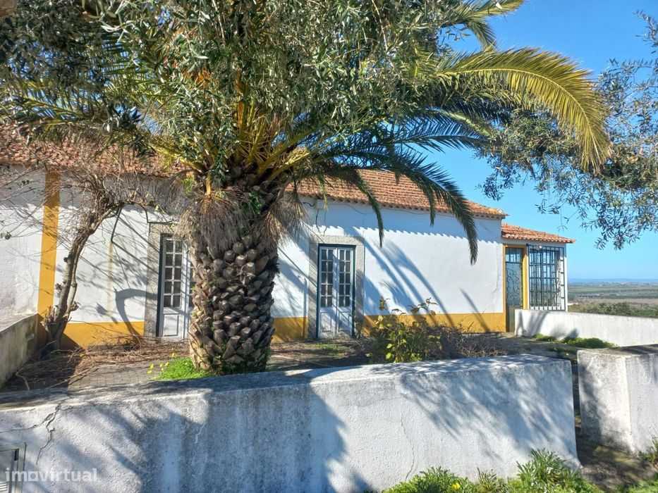 Moradia T2  para renovação com terreno