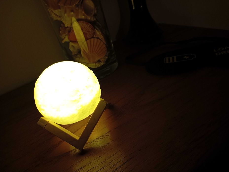 Lua candeeiro com suporte.