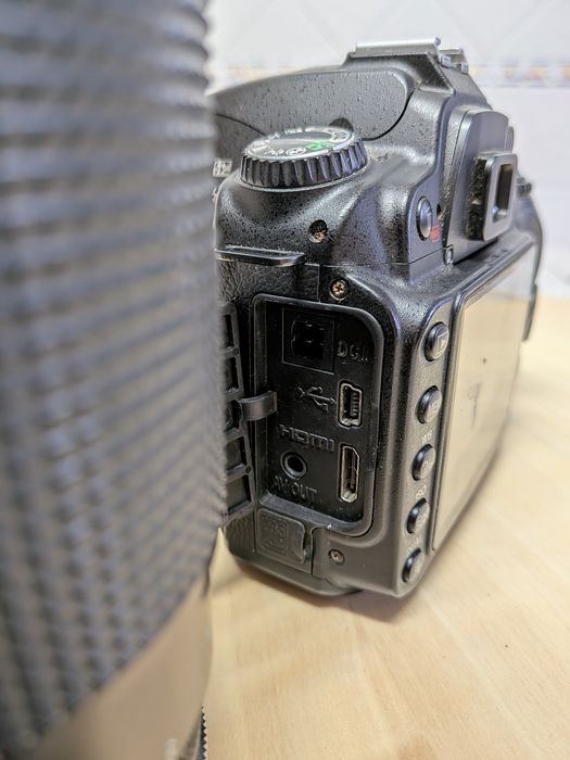 Nikon D90 + Lente + Acessórios (para peças ou reparação)