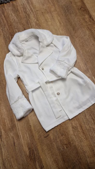 kurtka płaszczyk narzuta przedłużana biała z futerkiem rozm.134