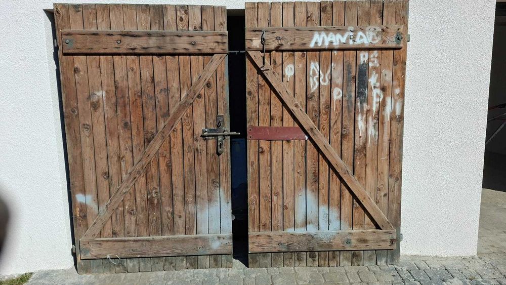 Drzwi garażowe dwuskrzydłowe drewniane – stan dobry