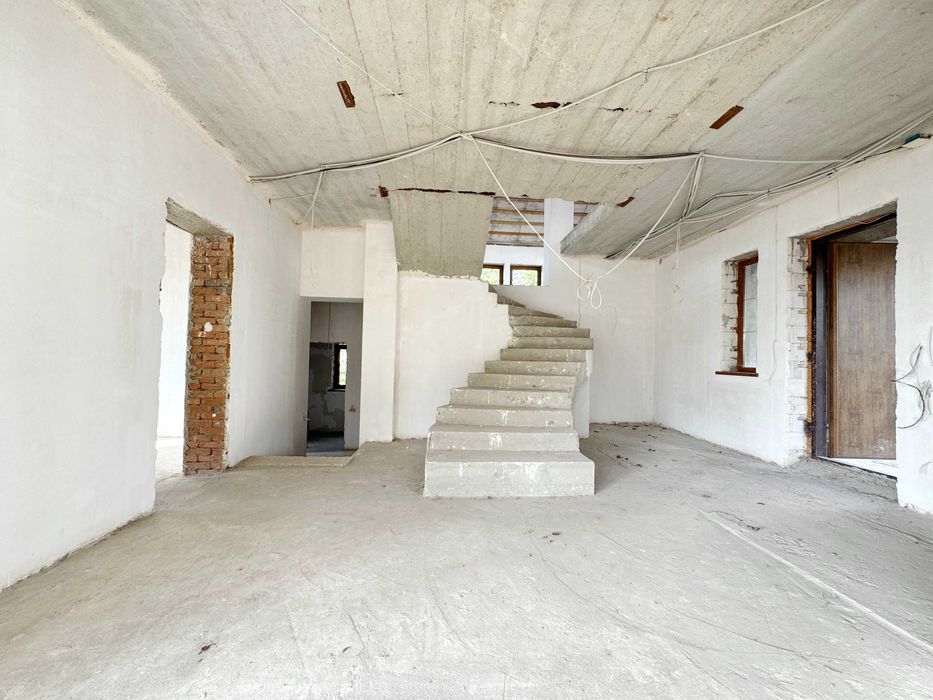 Дом в Совиньоне, ул. Бризова. 9 соток. Есть подвал. Гараж на 2 авто