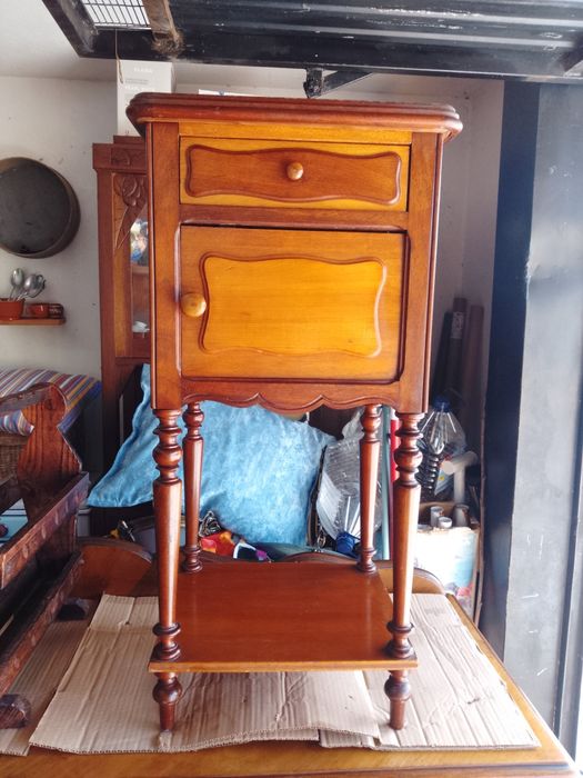 , Mesa de cabeceira com base de mármore e penico, século