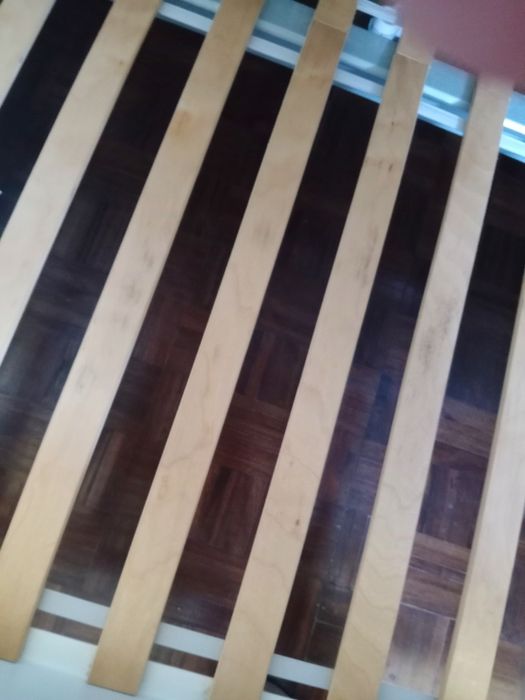 Cama de ferro branca com estrado muito bonita
