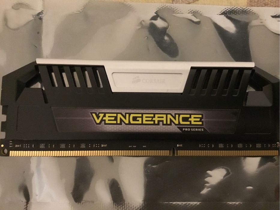 Corsair Vengeance 8gb 1866mhz ddr3 / SK Hynix (hp) ddr4 (8gb) 3200mhz