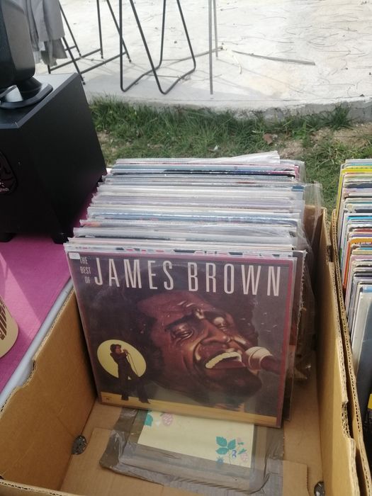 Various records and various prices.425129908644751363